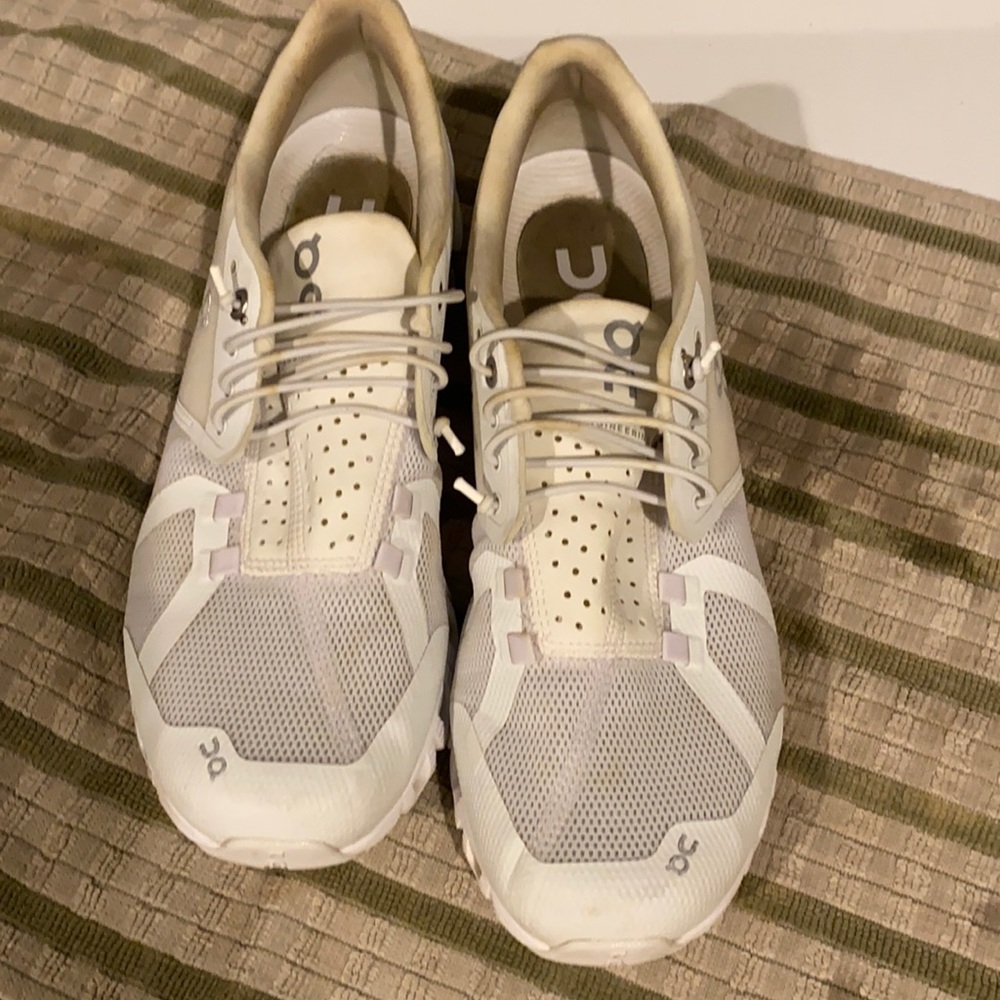 ON size 9 ladies sneakers